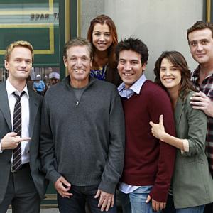 Still of Neil Patrick Harris Alyson Hannigan Maury Povich Jason Segel Josh Radnor and Cobie Smulders in Kaip as susipazinau su jusu mama 2005