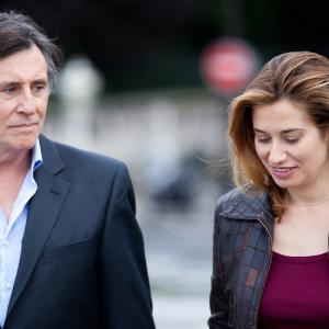 Still of Gabriel Byrne and Emmanuelle Devos in Le temps de l'aventure (2013)