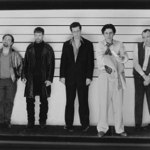 Still of Kevin Spacey, Stephen Baldwin, Gabriel Byrne, Benicio Del Toro and Kevin Pollak in Iprasti itariamieji (1995)