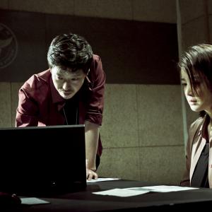 Still of Si-young Lee and Ki-joon Uhm in Deo web-toon: Ye-go sal-in (2013)