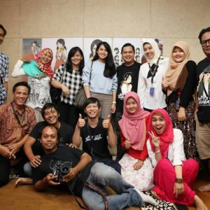 Ary and crew of MSV Pictures with Maudy Ayunda after Dubb Film Battle of Surabaya