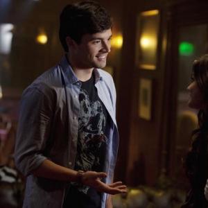 Still of Lucy Hale and Ian Harding in Jaunosios melages 2010