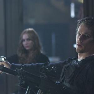 Still of Ethan Hawke and Drea de Matteo in Assault on Precinct 13 (2005)