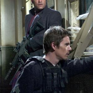 Still of Ethan Hawke and Laurence Fishburne in Assault on Precinct 13 2005