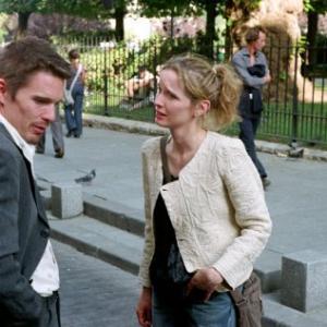 Still of Ethan Hawke and Julie Delpy in Pries saulelydi 2004