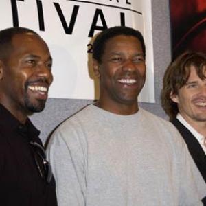 Ethan Hawke, Denzel Washington and Antoine Fuqua at event of Isbandymu diena (2001)