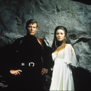 Still of Roger Moore and Jane Seymour in Gyvenk ir leisk mirti (1973)