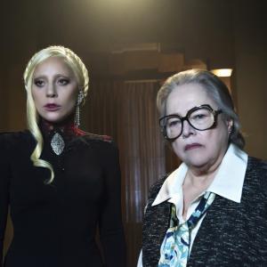 Still of Kathy Bates and Lady Gaga in Amerikietiska siaubo istorija (2011)