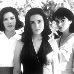 Still of Jennifer Connelly, Liv Tyler and Joanna Going in Inventing the Abbotts (1997)