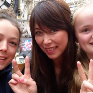 Hong Yin meet 2 English girls
