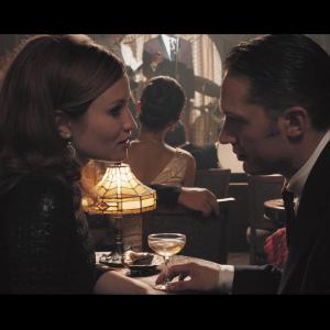 Still of Emily Browning and Tom Hardy in Legenda 2015
