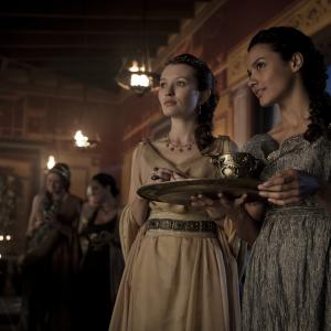 Still of Emily Browning and Jessica Lucas in Pompeja 2014