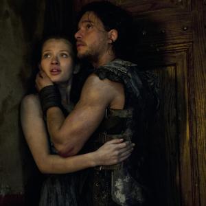 Still of Emily Browning and Kit Harington in Pompeja 2014