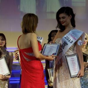 Presenting Award to Best Costume/Miss International Supermodel