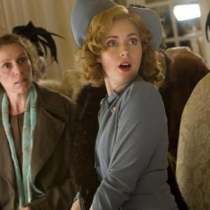 Still of Frances McDormand and Amy Adams in Miss Pettigrew Lives for a Day 2008
