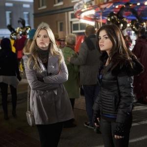 Still of Lucy Hale and Ashley Benson in Jaunosios melages 2010