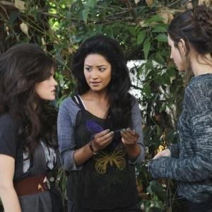 Still of Troian Bellisario, Lucy Hale and Shay Mitchell in Jaunosios melages (2010)