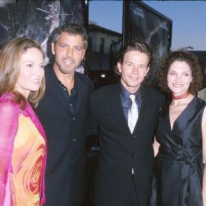 George Clooney, Diane Lane, Mark Wahlberg and Mary Elizabeth Mastrantonio at event of The Perfect Storm (2000)