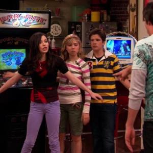 Still of Nathan Kress, Jerry Trainor, Miranda Cosgrove and Jennette McCurdy in iCarly (2007)