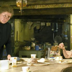 Still of Emma Thompson and Maggie Gyllenhaal in Aukle Makfi ir didysis sprogimas 2010