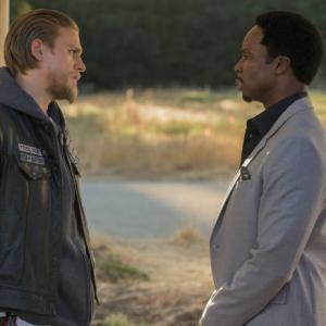 Still of Charlie Hunnam and Harold Perrineau in Sons of Anarchy (2008)