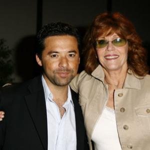 Jane Fonda and Oscar Orlando Torres at event of Voces inocentes (2004)