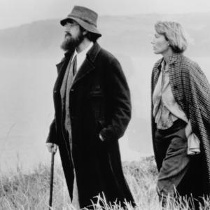 Still of Jonathan Pryce and Emma Thompson in Carrington (1995)