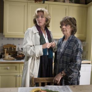 Still of Emma Thompson and Eileen Atkins in Last Chance Harvey 2008