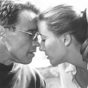 Still of Arnold Schwarzenegger and Emma Thompson in Junior 1994