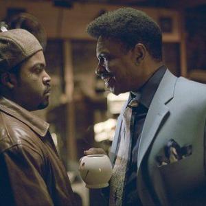 Still of Ice Cube and Keith David in Barbershop (2002)