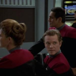 Still of Robert Beltran, Robert Duncan McNeill and Kate Mulgrew in Star Trek: Voyager (1995)