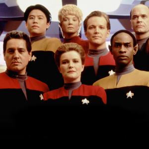 Robert Beltran, Jennifer Lien, Robert Duncan McNeill, Kate Mulgrew, Robert Picardo, Roxann Dawson, Ethan Phillips, Tim Russ and Garrett Wang in Star Trek: Voyager (1995)
