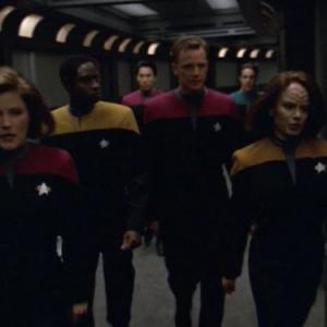 Still of Robert Duncan McNeill, Kate Mulgrew, Roxann Dawson and Tim Russ in Star Trek: Voyager (1995)
