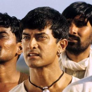 Still of Aamir Khan and Daya Shankar Pandey in Lagaan Once Upon a Time in India 2001