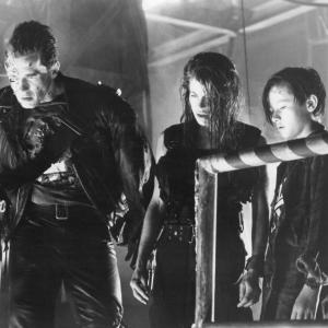 Still of Linda Hamilton Arnold Schwarzenegger and Edward Furlong in Terminatorius 2 paskutinio teismo diena 1991