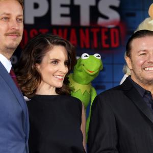 James Bobin, Tina Fey, Ricky Gervais and Miss Piggy at event of Muppets Most Wanted (2014)