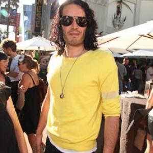 Russell Brand at event of Legend of the Guardians The Owls of GaHoole 2010