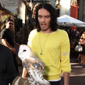 Russell Brand at event of Legend of the Guardians: The Owls of Ga'Hoole (2010)
