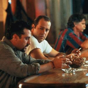 Still of Bruce Willis and Tom Sizemore in Striking Distance (1993)