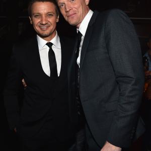 Paul Bettany and Jeremy Renner at event of Kersytojai 2 2015
