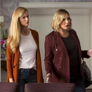 Still of June Diane Raphael and Brooklyn Decker in Grace and Frankie (2015)