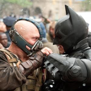 Still of Christian Bale and Tom Hardy in Tamsos riterio sugrizimas (2012)