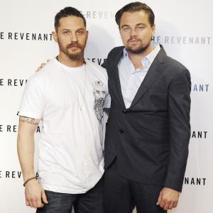 Leonardo DiCaprio and Tom Hardy at event of Hju Glaso legenda 2015