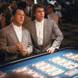 Still of Tom Cruise and Dustin Hoffman in Lietaus zmogus (1988)