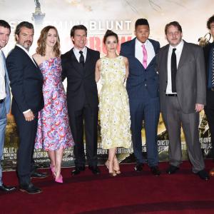 Tom Cruise, Doug Liman, Tony Way, Emily Blunt, Jonas Armstrong, Franz Drameh and Charlotte Riley at event of Ties riba i rytoju (2014)