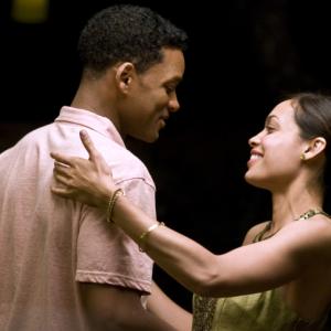 Still of Will Smith and Rosario Dawson in Septynios sielos (2008)