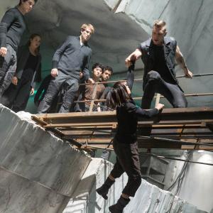 Still of Shailene Woodley, Miles Teller, Zoë Kravitz, Jai Courtney and Ben Lamb in Divergente (2014)