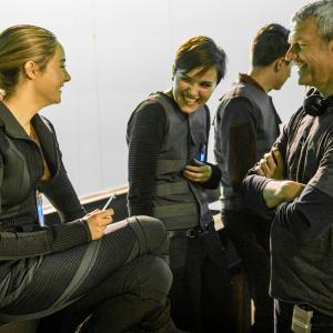 Shailene Woodley, Neil Burger and Zoë Kravitz in Divergente (2014)