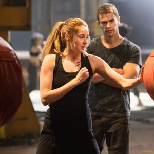 Still of Shailene Woodley and Theo James in Divergente (2014)