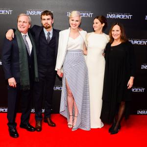 Lucy Fisher Douglas Wick Shailene Woodley Theo James and Veronica Roth at event of Insurgente 2015